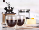 Copo de vidro parede dupla com café